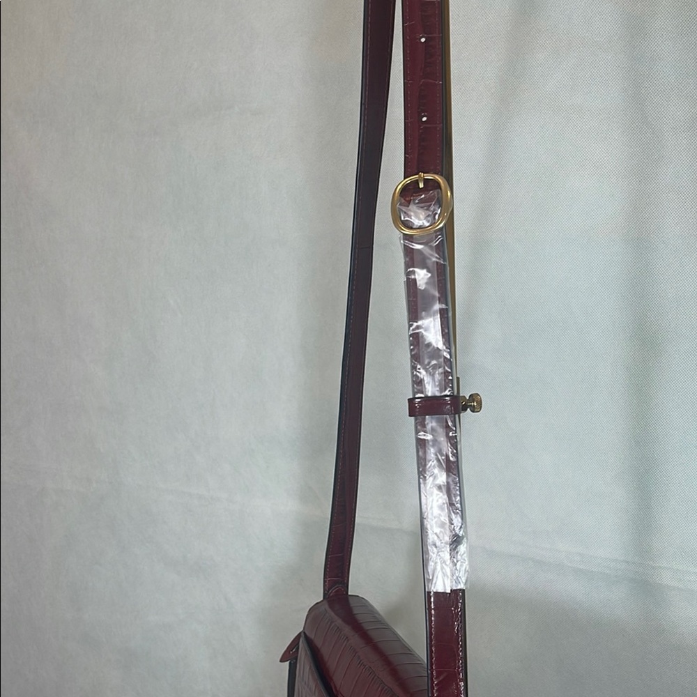 Elegant Burgundy Croc-Embossed Shoulder Bag - Picture 8 of 13